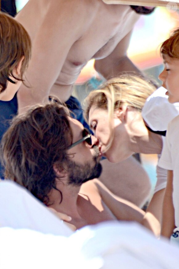 Andrea Pirlo, mari attentionné en vacances à Ibiza, le 8 juillet 2013