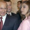 Vladimir Poutine et la championne olympique Alina Kabaeva lors d'une rencontre organisé entre le président russe et les mdéaillés olympique d'Athènes le 4 novembre 2004 à Moscou