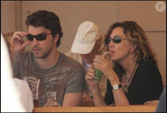Nicolas Poiret, fils de Jean Poiret, et sa mère l'actrice Caroline Cellier à Saint-Tropez en 2005