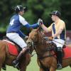 Le prince William et le prince Harry le 16 juin 2013 lors du match de polo Audi International dans le Gloucestershire. Les 13 et 14 juillet, alors que son épouse Kate Middleton arrive au terme de sa grossesse, le duc de Cambridge honore deux matchs de bienfaisance.