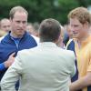 Le prince William et le prince Harry le 16 juin 2013 lors du match de polo Audi International dans le Gloucestershire. Les 13 et 14 juillet, alors que son épouse Kate Middleton arrive au terme de sa grossesse, le duc de Cambridge honore deux matchs de bienfaisance.