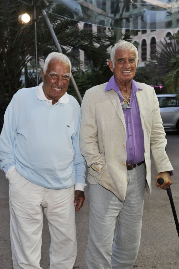 Jean-Paul Belmondo et son ami Charles Gérard au Sporting d'été de Monte-Carlo le 13 juillet 2013 pour la finale du Million Dollar Super 4.