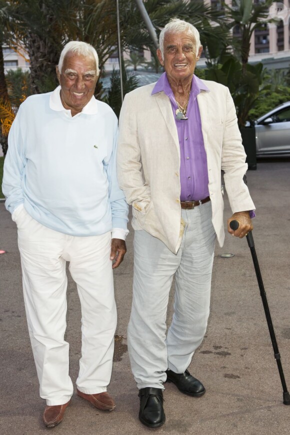 Jean-Paul Belmondo et son ami Charles Gérard au Sporting d'été de Monte-Carlo le 13 juillet 2013 lors d'une grande soirée de boxe marquée par la finale du Million Dollar Super 4.
