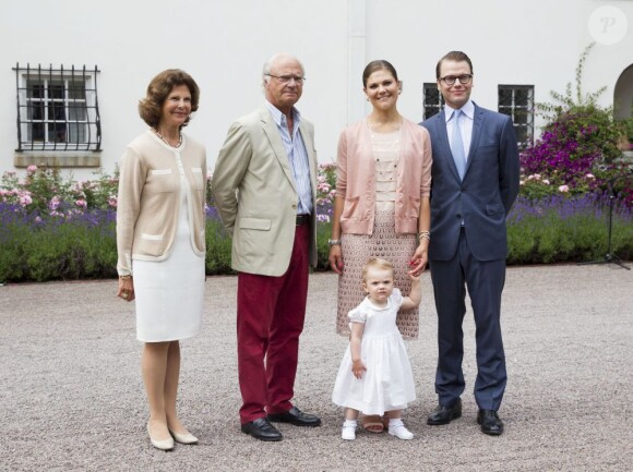 La traditionnelle photo de famille. La princesse Victoria de Suède fêtait son 36e anniversaire le 14 juillet 2013 à Solliden, la résidence royale sur l'île d'Öland, en compagnie du roi Carl XVI Gustaf, de la reine Silvia, du prince Daniel et de leur fille la princesse Estelle, qui a encore une fois charmé le public.