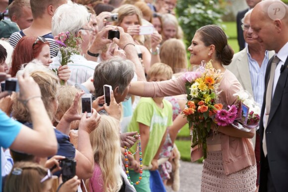 Le public était en nombre au rendez-vous... La princesse Victoria de Suède fêtait son 36e anniversaire le 14 juillet 2013 à Solliden, la résidence royale sur l'île d'Öland, en compagnie du roi Carl XVI Gustaf, de la reine Silvia, du prince Daniel et de leur fille la princesse Estelle, qui a encore une fois charmé le public.