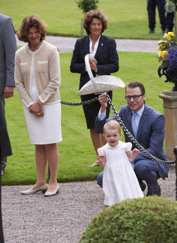 La princesse Estelle s'élance comme une grande sous le regard de son père et sa mamie. La princesse Victoria de Suède fêtait son 36e anniversaire le 14 juillet 2013 à Solliden, la résidence royale sur l'île d'Öland, en compagnie du roi Carl XVI Gustaf, de la reine Silvia, du prince Daniel et de leur fille la princesse Estelle, qui a encore une fois charmé le public.