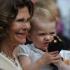 36e anniversaire de la princesse Victoria de Suède , le 14 juillet 2013 à Solliden, la résidence royale sur l'île d'Öland, en compagnie du roi Carl XVI Gustaf, de la reine Silvia, du prince Daniel et de leur fille la princesse Estelle, qui a encore une fois charmé le public.