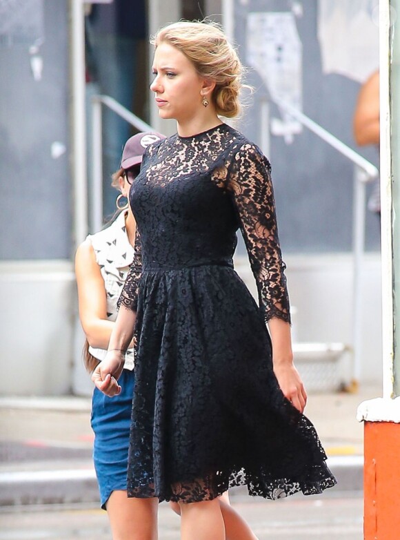 Scarlett Johansson sur le tournage d'une publicité Dolce & Gabbana dirigée par Martin Scorsese à New York, le 13 juillet 2013.