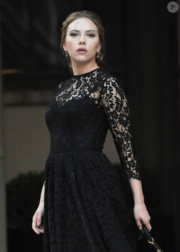 Scarlett Johansson sur le tournage d'une publicité Dolce & Gabbana à New York, le 13 juillet 2013.