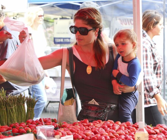 Selma Blair et Arthur au Farmer's Market à Studio City, le 14 juillet 2013.