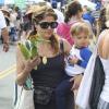 Selma Blair et son fils Arthur au Farmer's Market à Studio City, le 14 juillet 2013. Après quelques courses sur le marché avec sa maman, le petit garçon a eu la chance d'approcher des animaux.