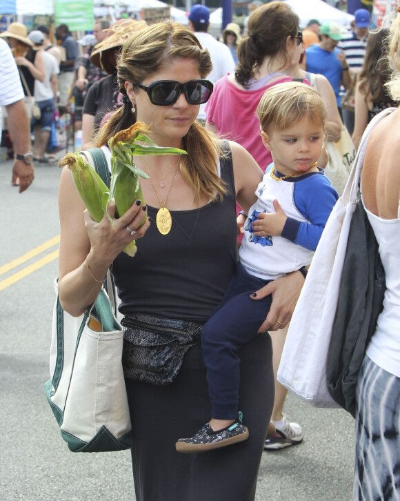 Selma Blair et son fils Arthur au Farmer's Market à Studio City, le 14 juillet 2013. Après quelques courses sur le marché avec sa maman, le petit garçon a eu la chance d'approcher des animaux.