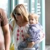 Selma Blair, devenue blonde, se promène avec son fils Arthur à Los Angeles, le 11 juillet 2013.