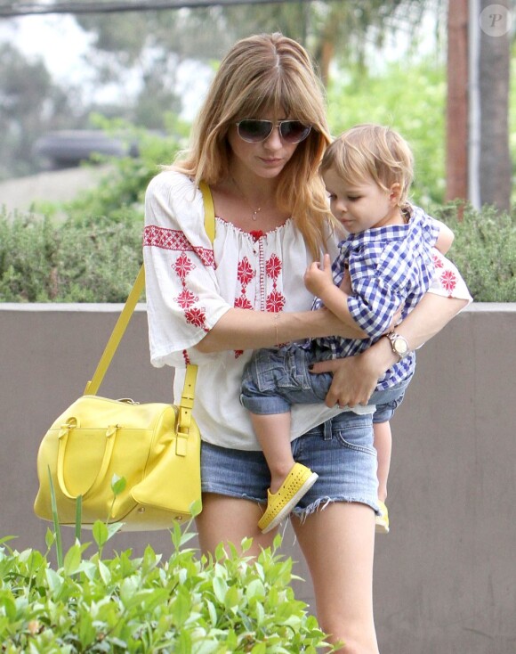 Selma Blair, devenue blonde, se promène avec son fils Arthur à Los Angeles, le 11 juillet 2013.