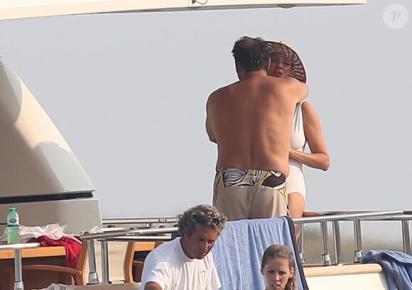 Uma Thurman et son compagnon Arpad Busson se détendent sur un yacht à Saint-Tropez, le 14 juillet 2013.