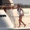 Uma Thurman en belle sirène pendant ses vacances à bord d'un yacht à Saint-Tropez, le 14 juillet 2013.