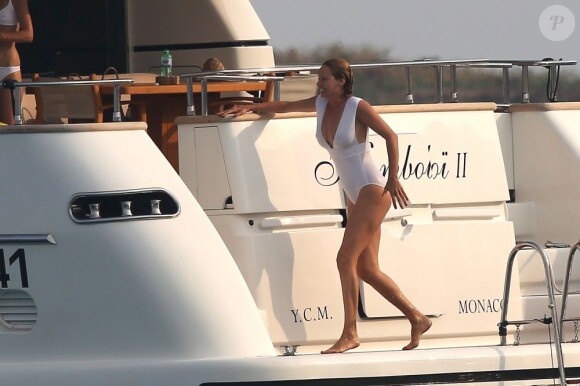 Uma Thurman en belle sirène pendant ses vacances à bord d'un yacht à Saint-Tropez, le 14 juillet 2013.