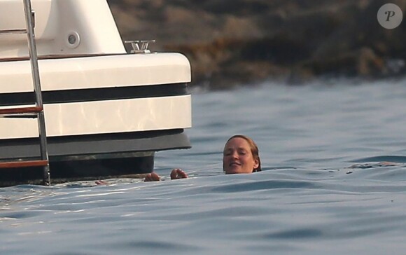 Uma Thurman se détend près du yacht Komboloi II à Saint-Tropez, le 14 juillet 2013.