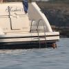Uma Thurman et son compagnon Arpad Busson surpris par les paparazzi près du yacht Komboloi II à Saint-Tropez, le 14 juillet 2013.