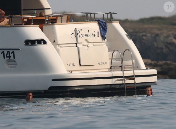 Uma Thurman et son compagnon Arpad Busson surpris par les paparazzi près du yacht Komboloi II à Saint-Tropez, le 14 juillet 2013.