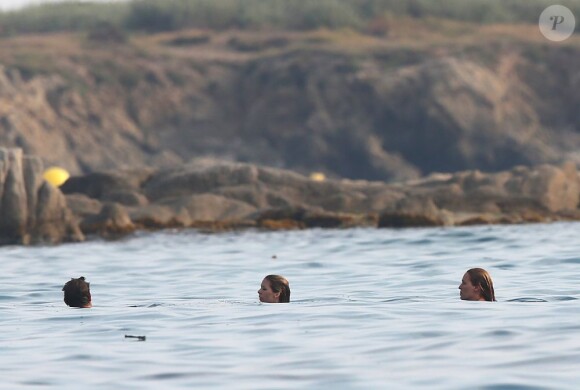 Uma Thurman et son compagnon Arpad Busson se baignent près du yacht Komboloi II à Saint-Tropez, le 14 juillet 2013.