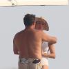 Uma Thurman et son compagnon Arpad Busson se câlinent à bord du yacht Komboloi II à Saint-Tropez, le 14 juillet 2013.