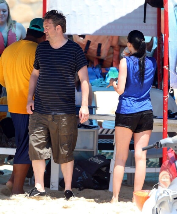 Matthew Perry en compagnie d'une amie le 12 juillet 2013 à Cabo San Lucas