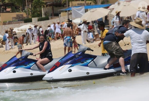 Matthew Perry s'est offert une sortie en scooter des mers en compagnie d'une amie le 12 juillet 2013 à Cabo San Lucas