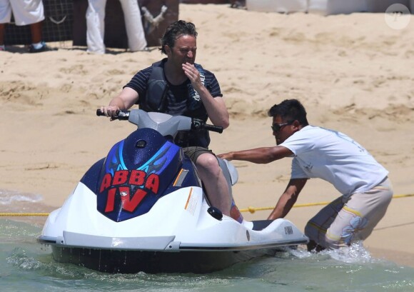 Matthew Perry s'est offert une sortie en scooter des mers en compagnie d'une amie le 12 juillet 2013 à Cabo San Lucas