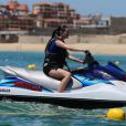 Matthew Perry s'est offert une sortie en scooter des mers en compagnie d'une amie le 12 juillet 2013 à Cabo San Lucas