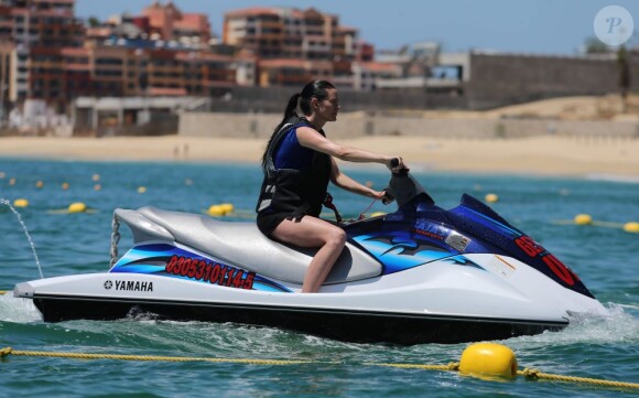 Matthew Perry s'est offert une sortie en scooter des mers en compagnie d'une amie le 12 juillet 2013 à Cabo San Lucas