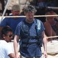 Matthew Perry écoute les conseils du staff avant de partir en ballade en scooter des mers en compagnie d'une amie le 12 juillet 2013 à Cabo San Lucas