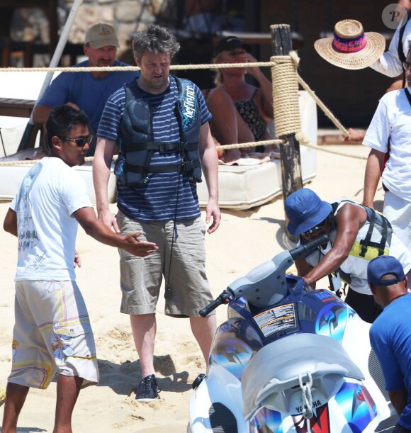 Matthew Perry écoute les conseils du staff avant de partir en ballade en scooter des mers en compagnie d'une amie le 12 juillet 2013 à Cabo San Lucas