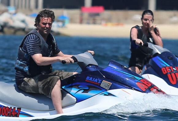 Matthew Perry s'est offert une sortie en scooter des mers en compagnie d'une amie le 12 juillet 2013 à Cabo San Lucas