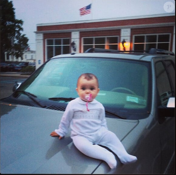Instagram Jade Foret - L'adorable Liva sur une voiture