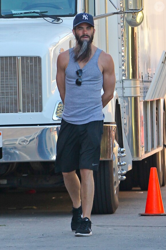 Chris Pine avec une barbe grisonnante sur le tournage de Stretch à Hollywood, Los Angeles, le 15 juillet 2013.