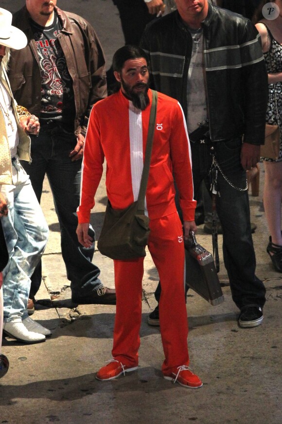 Chris Pine transformé en jogging rouge, barbe et queue de cheval sur le tournage de Stretch à Hollywood, Los Angeles, le 15 juillet 2013. 