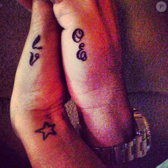 Photo postée sur le compte de Thomas Vergara officiel et de Nabilla Officiel sur Instagram : Nabilla et Thomas se sont tatoués LOVE !