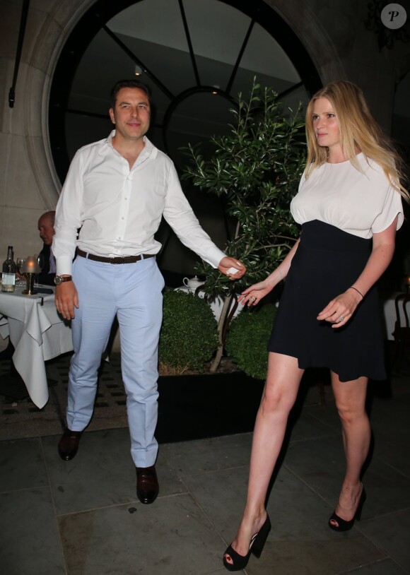 Un couple in love ! David Walliams et Lara Stone vont dîner au restaurant à Londres, le 16 juillet 2013.
