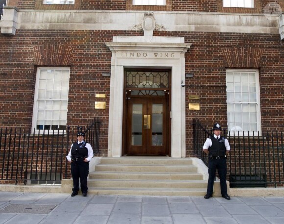 Ambiance le 16 juillet 2013 devant l'hôpital St Mary à Londres, où Kate Middleton doit accoucher.