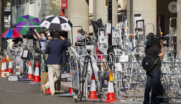 Ambiance le 16 avril 2013 aux abords de l'hôpital St Mary à Londres, où Kate Middleton doit accoucher.