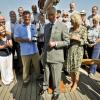 Camilla Parker Bowles en visite avec le prince Charles au port de Brixham le 16 juillet 2013, à la veille de son 66e anniversaire.