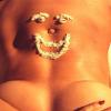 Heidi Klum dévoile son ventre musclé et un bout de sa poitrine à la plage