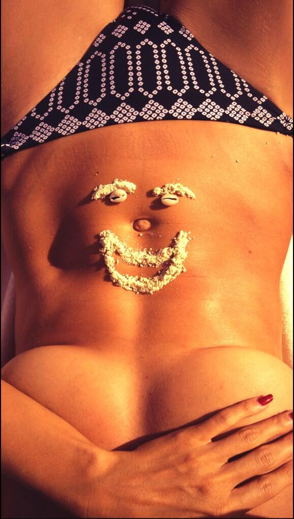 Heidi Klum dévoile son ventre musclé et un bout de sa poitrine à la plage