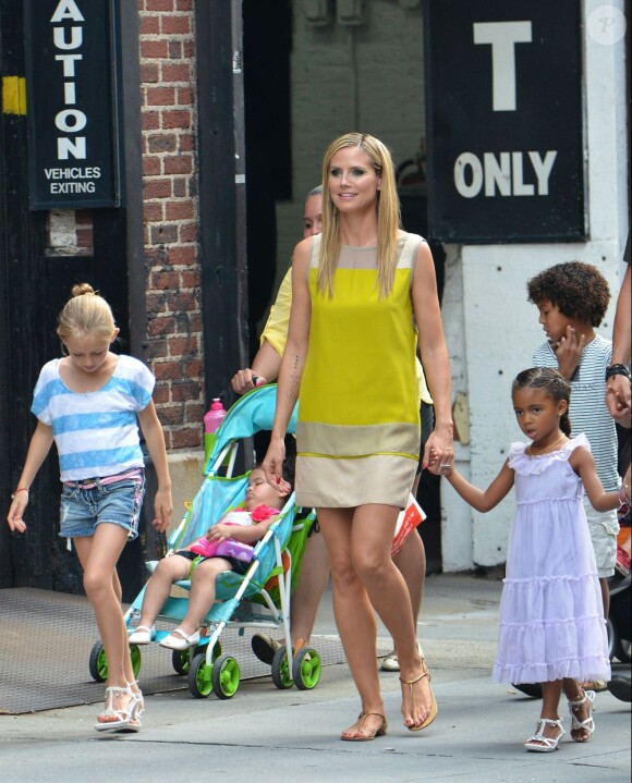 Heidi Klum se promène avec son petit ami Martin Kristen, sa mère Erna et ses enfants Henry, Leni, Johan et Lou a New York, le 2 juillet 2013.