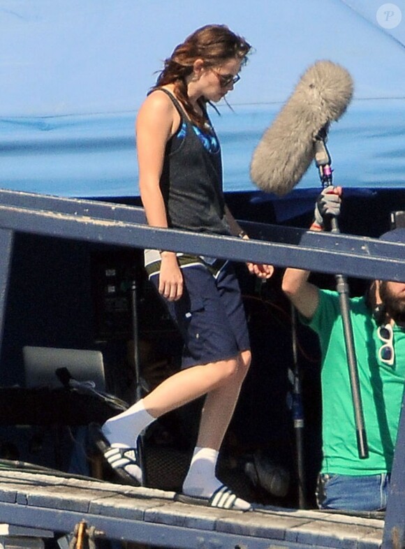 Look détendu pour Kristen Stewart sur le tournage du film "Camp X-Ray" à Los Angeles, le 17 juillet 2013.