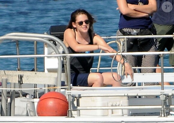 Kristen Stewart profite du soleil sur le tournage du film "Camp X-Ray" à Los Angeles, le 17 juillet 2013.