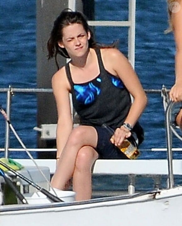 Kristen Stewart boit une bière sur le tournage du film "Camp X-Ray" à Los Angeles, le 17 juillet 2013.