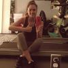 Jessica Alba reste motivée et a posté cette photo d'elle en train de faire du sport dans sa salle personnelle.