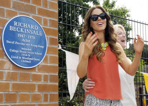 Kate Beckinsale inaugure la plaque en l'honneur de son père décédé (Richard Beckinsale) lors d'une visite à l'école "Richards Former Junior School" à Chilwell, le 17 juillet 2013.